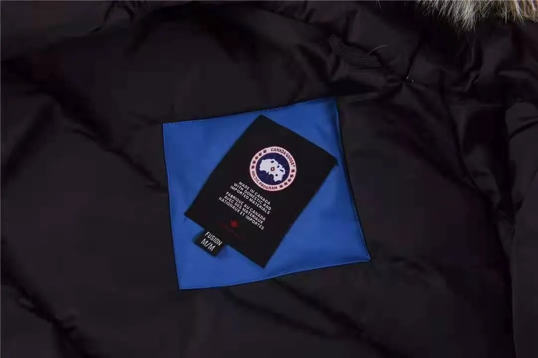 P780 with dust bag) Canada Goose Canada Goose #Chilliwack 7999M bomber jacket short down jacket ➖ Genuine synchronous anti-counterfeiting chip sensor! ➖ Imported 21-count polyester-cotton blended original fabric [last year’s 16-count/18-count hard fabrics have been completely eliminated, this year all use 21-count genuine synchronous fabrics, the soft mid-strap feels delicate and textured], genuine synchronous Feather-Light 10D waterproof coating fabric, made of 84.5 polyester fiber and 15.5 cotton, 100% the best feel in the entire network! ➖ The genuine official website is synchronized with the national standard 80 white duck down, you can check the official website customer service, there will never be a series of misleading claims such as 90 down or goose down! ➖ Using the best nylon lining with double double-layer sealing design, velvet-proof No. 7 needle + grid-filled down ready-made garments, there is 100% no so-called velvet running! ➖ The cuffs are designed with thickened seamless threads, and the collar and pockets are lined with top-quality polar fleece to keep you warm and comfortable! ➖ Yoshida YKK provides original custom-made electroplated sliders. YKK two-way lockable zippers are tight and smooth and will not peel off paint! ➖ 3M composite guarantees that the Velcro is the same as the original, durable, and all accessories and hardware are custom-made! ➖ Imported BEHRINGER embroidery machine to customize the 10,000-needle embroidery logo, 98% of which can be reproduced to restore the original logo. You can check and compare on the official website! 01 models for men and women SIZE: XS S M L XL XXL